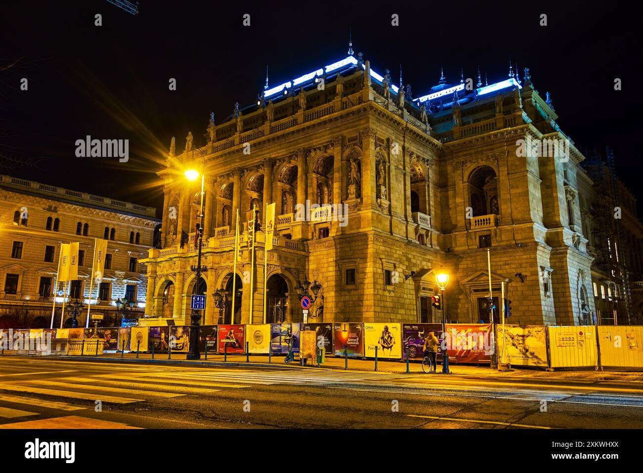 BUDAPEST, HONGRIE - 21 FÉVRIER 2022 : Opéra d'État hongrois sur l'avenue Andrassy dans la nuit, le 21 février à Budapest, Hongrie Banque D'Images