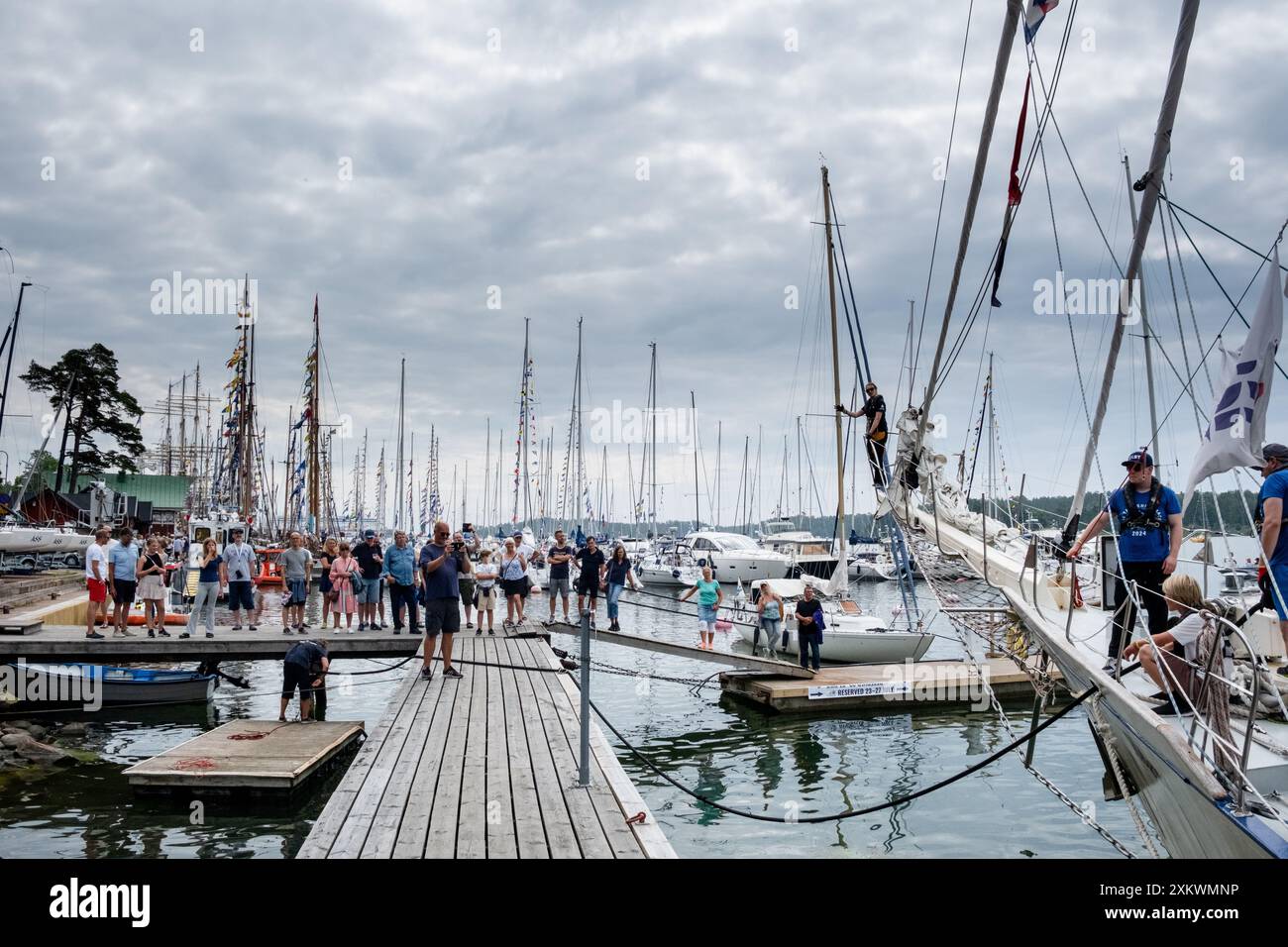 MARIEHAMN, Åland, FINLANDE - 24 JUILLET 2024 : les étudiants bénévoles travaillent ensemble pour amarrer le grand voilier Helena. Premier jour des trois jours Åland Stage de la course de grands voiliers 2024 dans le port principal, Mariehamn, Åland, Finlande. Photo : Rob Watkins/Alamy Live News. INFO : la Tall Ships Race est un événement annuel de voile mettant en vedette des grands voiliers historiques et modernes. Il promeut l'amitié internationale et la formation des jeunes, attirant des participants et des spectateurs du monde entier pour célébrer le patrimoine maritime et l'art de la voile traditionnelle. Banque D'Images