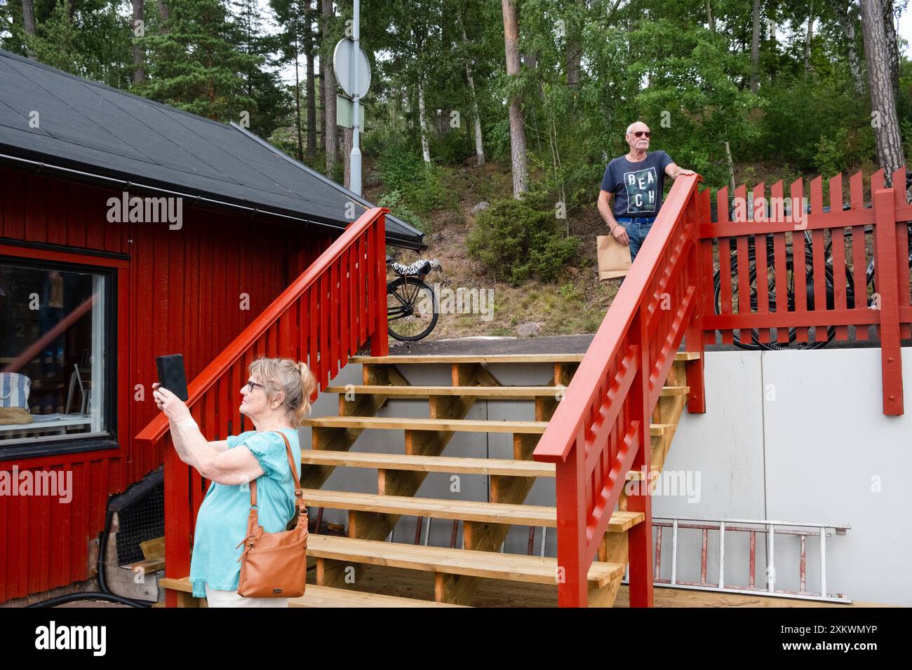 MARIEHAMN, Åland, FINLANDE - 24 JUILLET 2024 : les visiteurs se promènent parmi et à bord des 57 grands voiliers et admirent la vue, dont beaucoup sont ouverts à la visite. Premier jour des trois jours Åland Stage de la course de grands voiliers 2024 dans le port principal, Mariehamn, Åland, Finlande. Photo : Rob Watkins/Alamy Live News. INFO : la Tall Ships Race est un événement annuel de voile mettant en vedette des grands voiliers historiques et modernes. Il promeut l'amitié internationale et la formation des jeunes, attirant des participants et des spectateurs du monde entier pour célébrer le patrimoine maritime et l'art de la voile traditionnelle. Banque D'Images