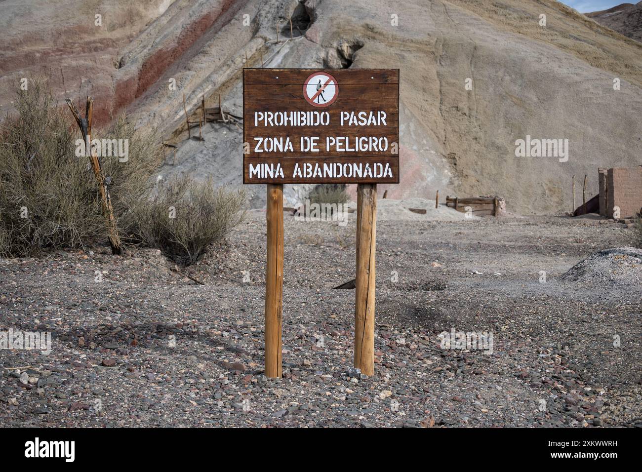 Panneau qui dit ; ne pas entrer, zone de danger, mine abandonnée. Banque D'Images
