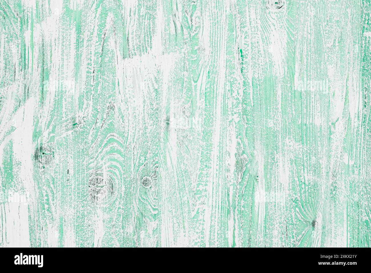 Fond en bois de menthe vert clair dans un ton frais. Texture du bois avec des rayures verticales et des nœuds pour le papier peint, la conception graphique, la créativité. Vue de dessus, h Banque D'Images
