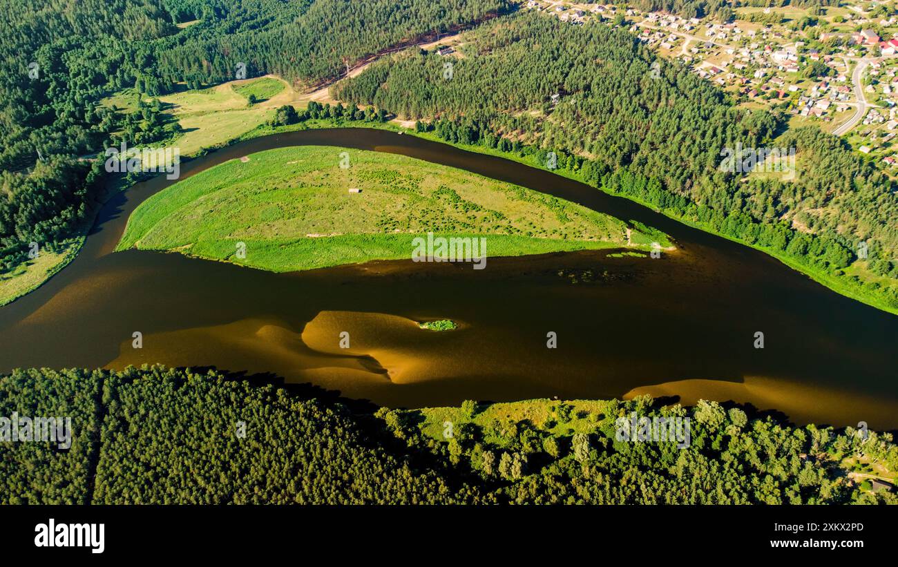 Île de Pastrauj rivière Nemunas vue en haut, Merkine, Varena district, Lituanie. Réserve naturelle, parc national de Dzukija. Banque D'Images