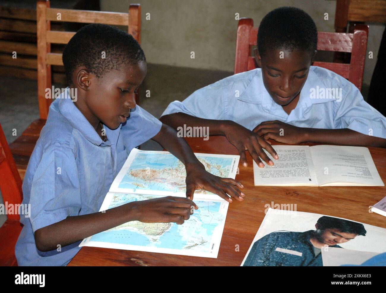 Enfants à l'école Equatorial College - lecture de livres Banque D'Images