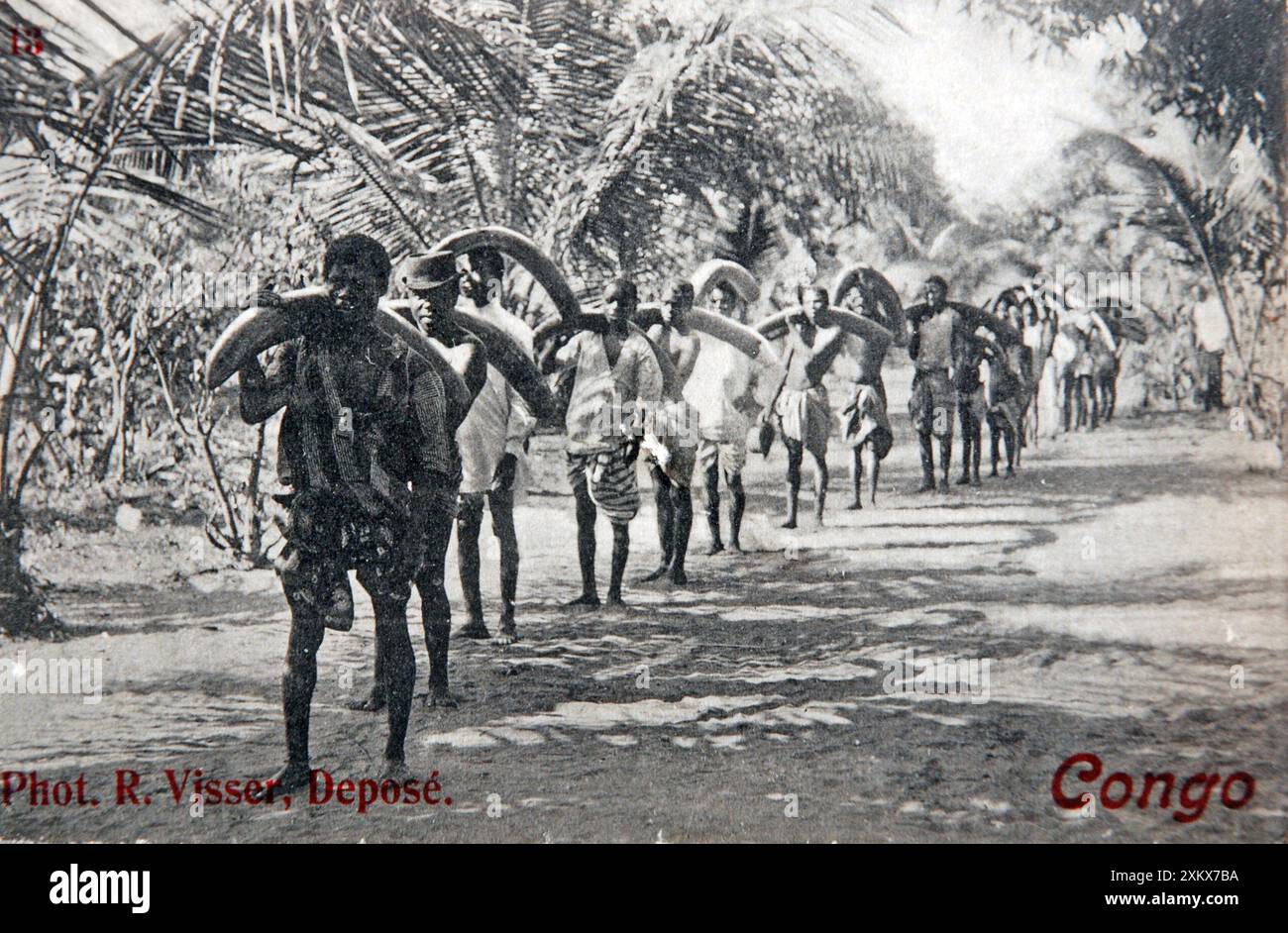 Chasse à l'ivoire, Congo, vieille carte postale probablement des années 1920 Banque D'Images