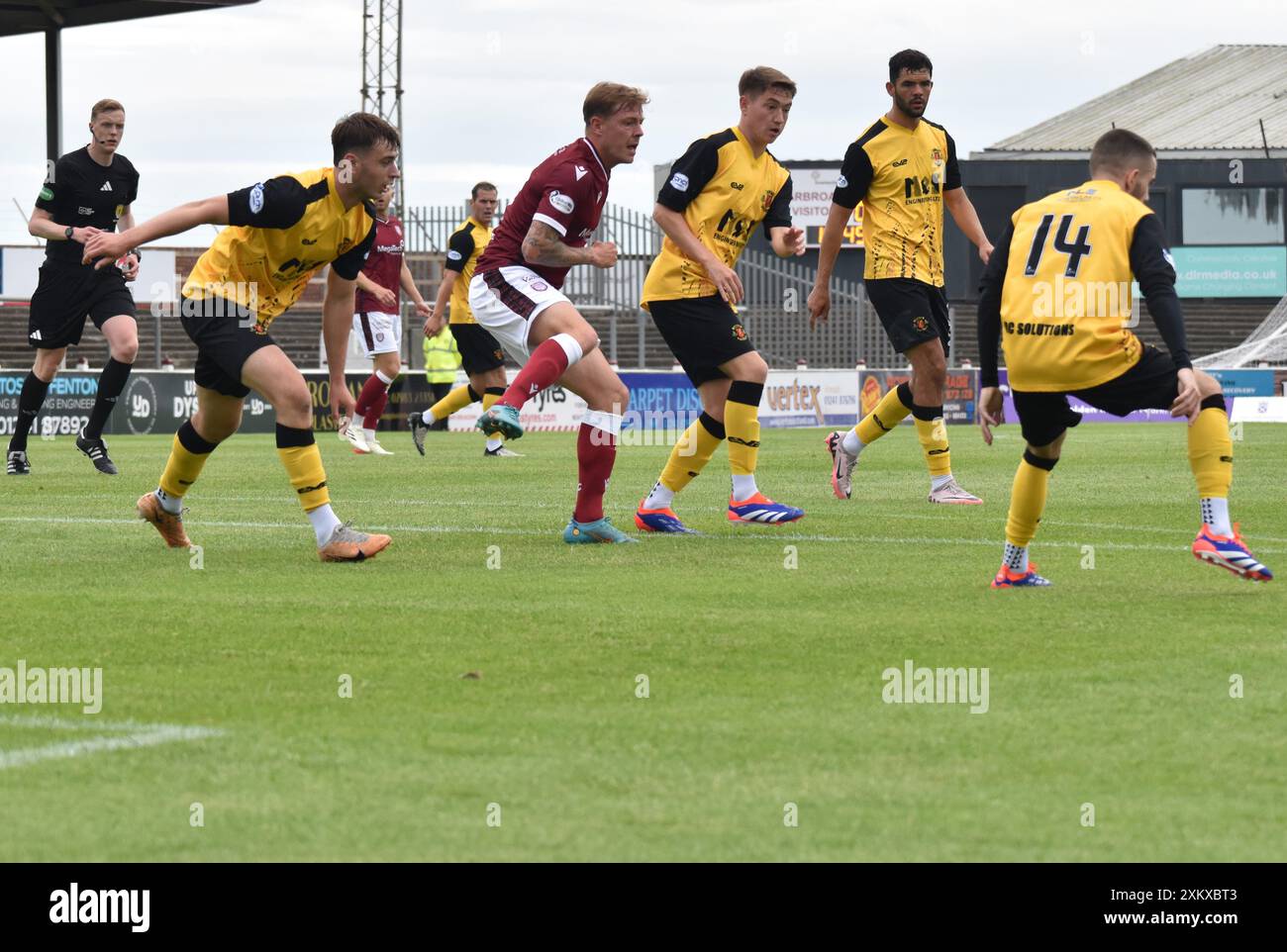 Une formation de footballeurs attend le ballon : David Gold d'Arbroath dans la lignée des joueurs d'Annan Athletic au Gayfield Stadium, Arbroath en juillet 2024. Banque D'Images