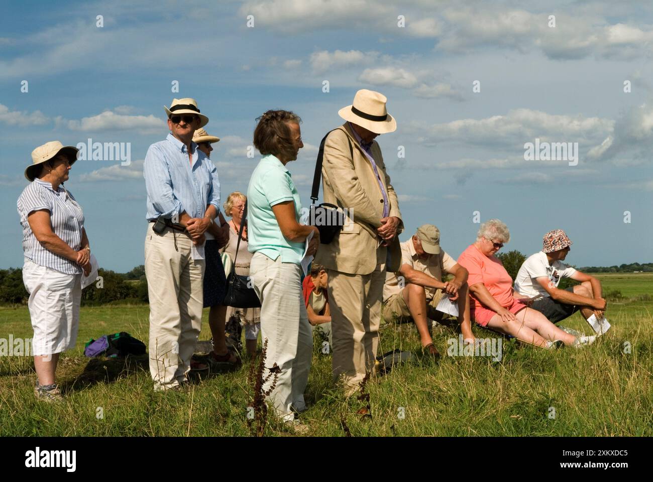 Les pèlerins prient debout et en silence comme l'évêque de Norwich, le révérend Graham James mène un service interconfessionnel dans les ruines de l'abbaye de St Benets. Annuellement premier dimanche d'août. Ludham, Norfolk Angleterre. ANNÉES 2014 2010 ROYAUME-UNI HOMER SYKES Banque D'Images