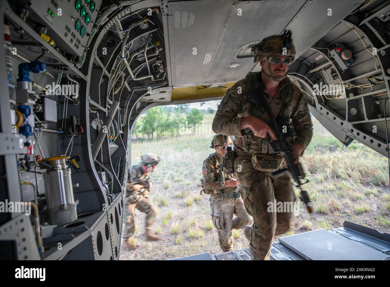 Les soldats de la compagnie C, 1er bataillon, 133e régiment d'infanterie, 2e brigade combat Team, Iowa Army National Guard, courent à bord d'un hélicoptère UH-47 Chinook lors d'une rotation exportable des capacités d'entraînement au combat au Camp Ripley, Minnesota, le 21 juillet 2024. Les soldats étaient enthousiastes à l’idée de mettre leurs compétences à l’épreuve lors de XCTC, une opération réaliste à grande échelle. (Photo de la Garde nationale de l'armée américaine par le sergent d'état-major Keith Allen) Banque D'Images