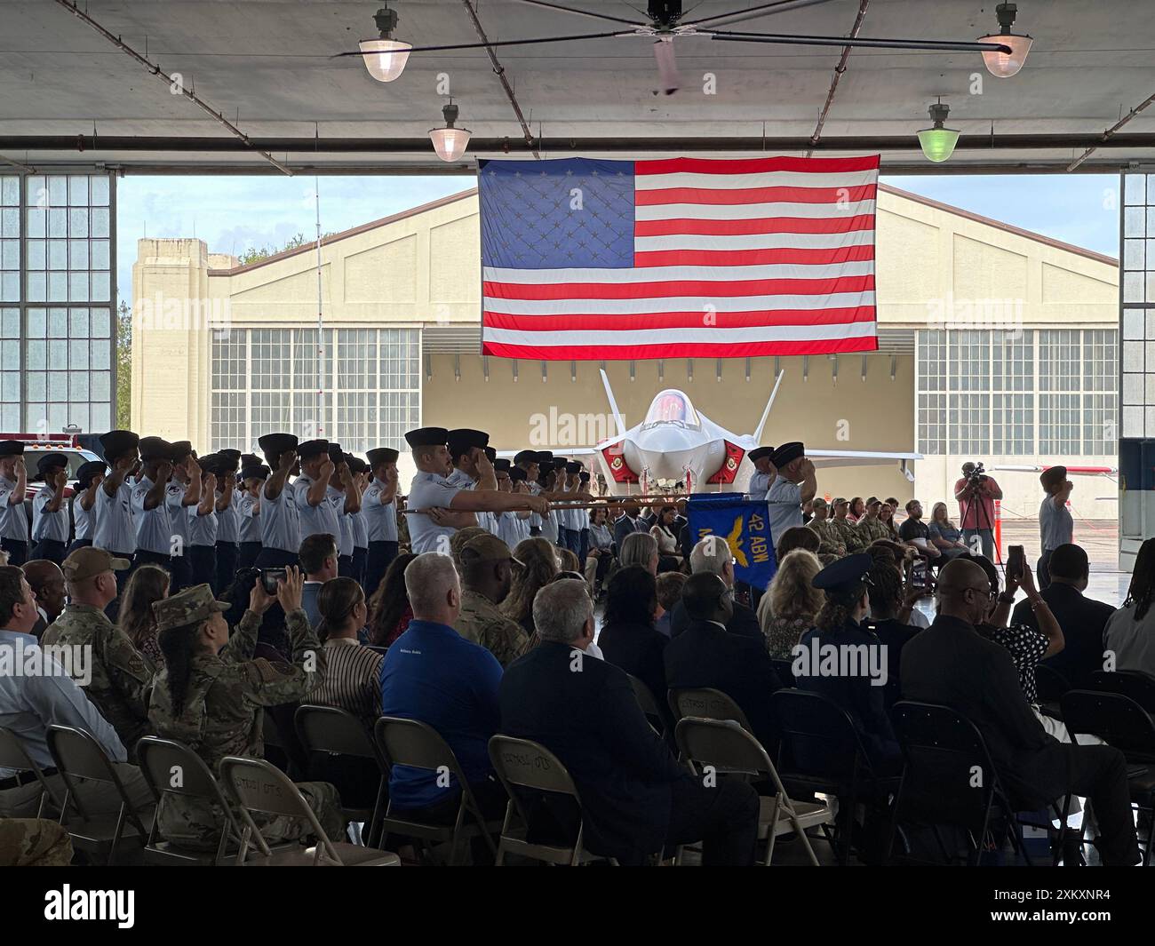 Les aviateurs affectés à la 42nd Air base Wing rendent le premier salut à l'US Air Force Col. Shamekia N. Toliver, commandant de la 42nd Air base Wing, lors d'une cérémonie de changement de commandement à Maxwell Air Force base, Alabama, le 24 juillet 2024. En tant que nouveau commandant de l'installation, Toliver sera responsable de la direction des opérations de base, de l'infrastructure, soutien et services pour 42 000 en service actif, réserve, personnel civil, contractuel, étudiants et familles à Maxwell et Gunter Annex en soutien direct à l'Air University, 908e escadre de transport aérien, unités du Commandement du matériel de la Force aérienne, systèmes d'information de la Défense Age Banque D'Images