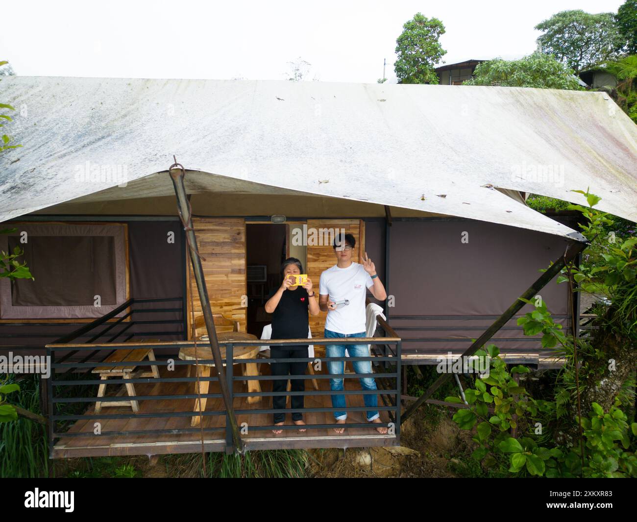 Asiatique Tourist paisible retraite dans la nature Lakeside avec Tent Lodging Resort Banque D'Images