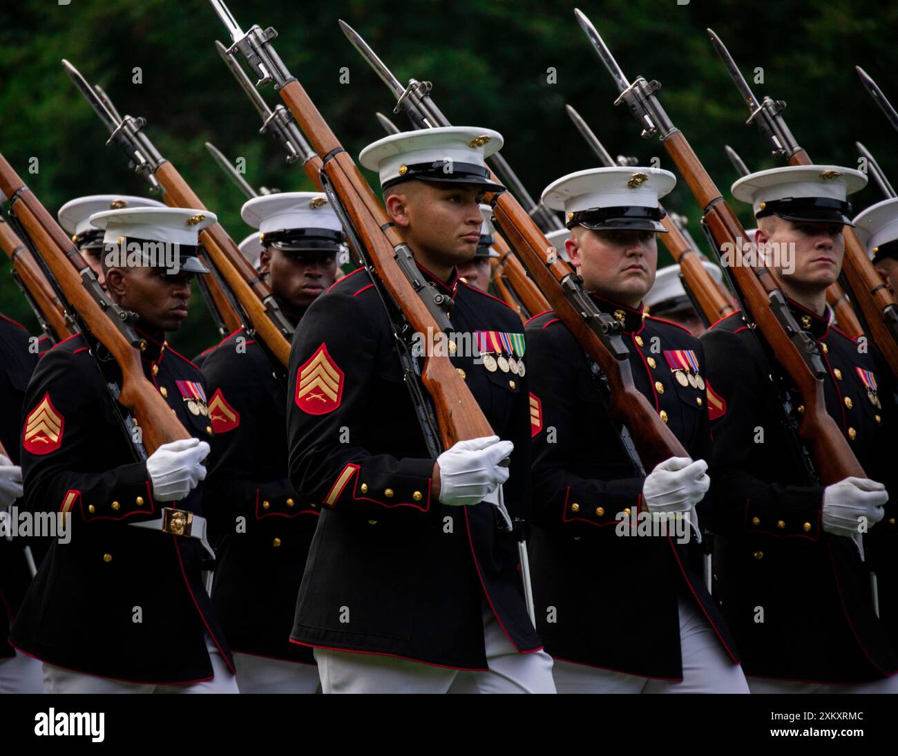 Les Marines avec Bravo Company, Marine Barracks Washington, exécutent « Eyes Right » lors d’un Sunset Parade au Marine corps War Memorial, Arlington, Virginie, le 23 juillet 2024. Le responsable hôte de la soirée était le lieutenant-général Bradford Gering, commandant adjoint de l’aviation, et l’invité d’honneur était l’honorable Donald Norcross, représentant des États-Unis du 1er district du Congrès du New Jersey. (Photo du corps des Marines des États-Unis par le caporal Iyer P. Ramakrishna) Banque D'Images