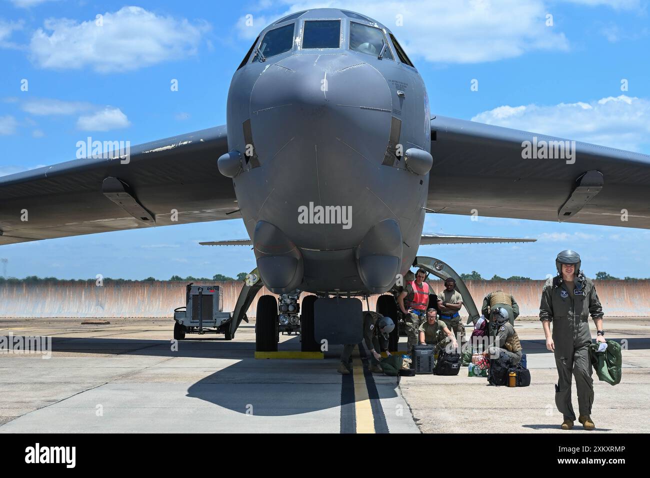 Les membres d'équipage du 20th Bomb Squadron et de la 307th Bomb Wing se préparent à charger leur équipement sur un B-52H Stratofortress le 20 juillet 2024 à la base aérienne de Barksdale, La. Les aviateurs soutiennent la Bomber Task Force Europe 24-4 aux côtés des alliés de l’OTAN pour collaborer et opérer dans un environnement conjoint de haute intensité, améliorant ainsi la préparation, la réactivité et l’interopérabilité. (Photo de l'US Air Force par Airman 1re classe Rhea Beil) Banque D'Images