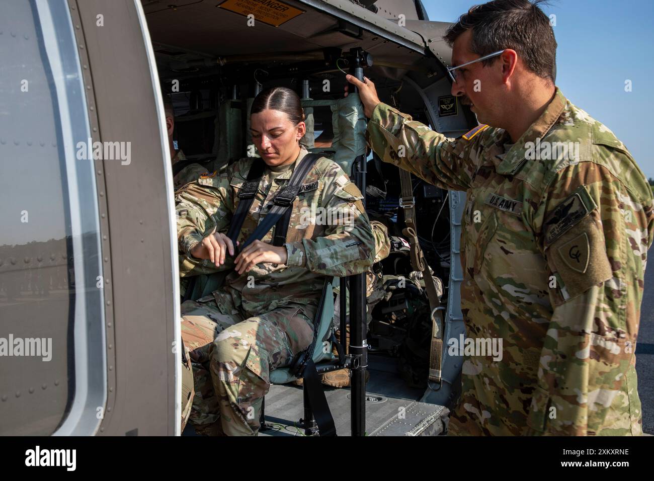 Les militaires du 81st Troop Command participent à un vol de rétention sur un UH-60 Blackhawk dans le cadre de l'entraînement annuel de l'unité. Les soldats de la Garde nationale servent un week-end par mois et se perfectionnent dans leurs tâches guerrières et leurs exercices pendant de longues périodes d'entraînement annuelles. (Photo de la Garde nationale de l'Indiana par le sergent Skyler Schendt) Banque D'Images