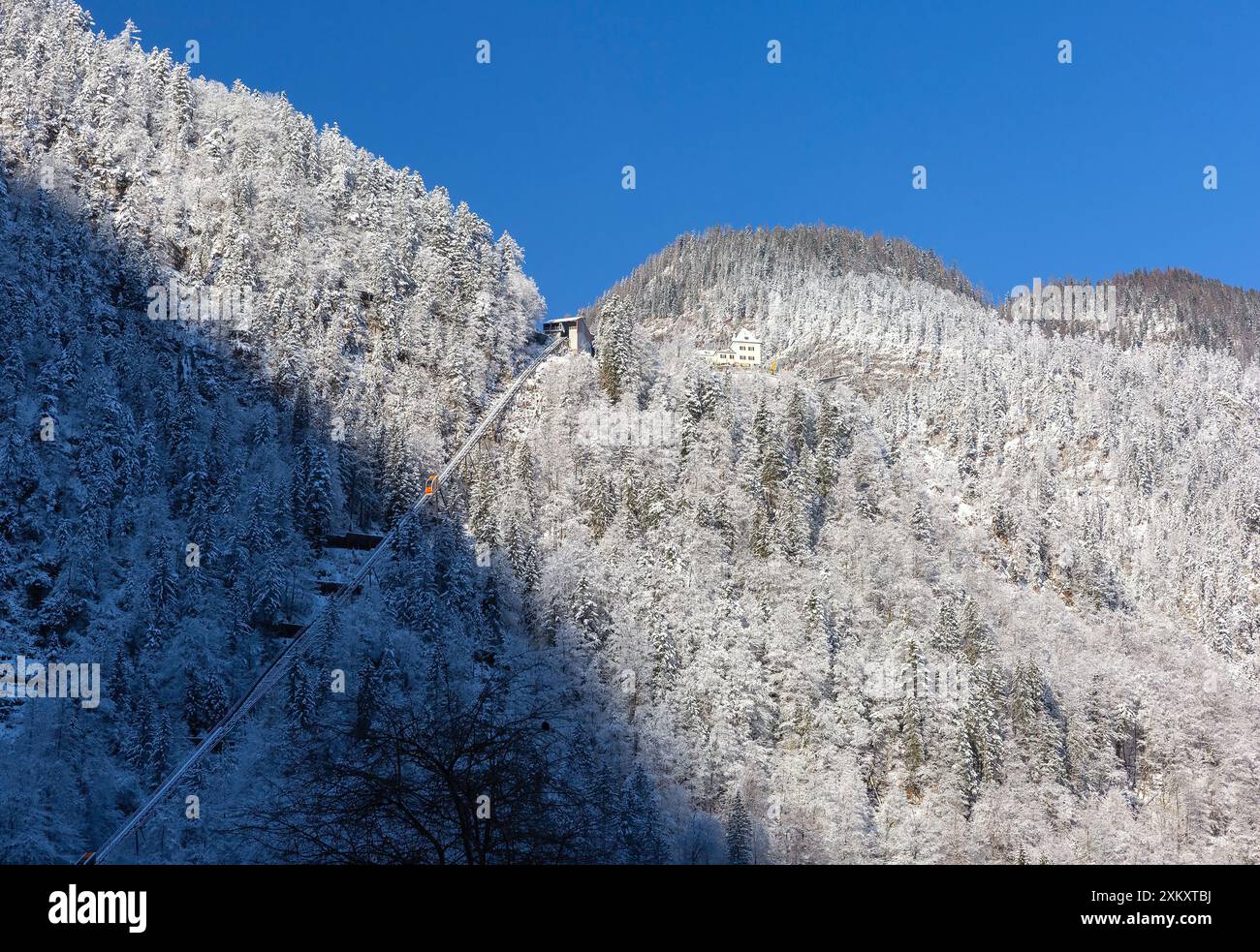 Téléphérique de montagne sur le flanc d'une montagne escarpée avec des mines de sel à Hallstatt, Autriche Banque D'Images