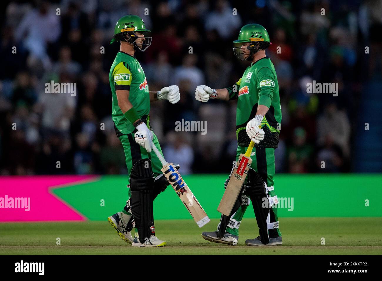 Southampton, Royaume-Uni. 24 juillet 2024. Leus du Plooy (à gauche) et Alex Davies de Southern Brave lors du Hundred match entre Southern Brave Men et London Spirit Men au Utilita Bowl. Crédit : Dave Vokes/Alamy Live News Banque D'Images