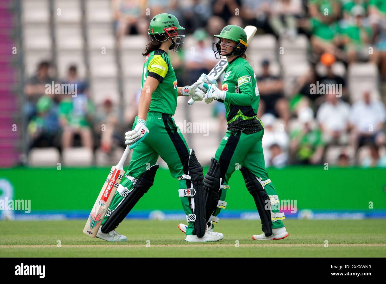 Southampton, Royaume-Uni. 24 juillet 2024. Maia Bouchier (à gauche) et Danni Wyatt de Southern Brave lors du Hundred match entre Southern Brave Women et London Spirit Women au Utilita Bowl. Crédit : Dave Vokes/Alamy Live News Banque D'Images