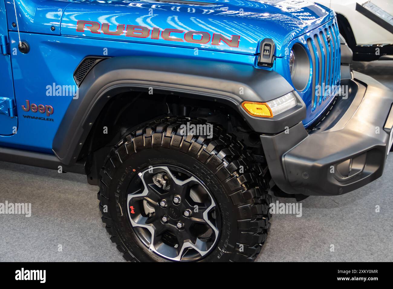 La Jeep Wrangler Rubicon 392 bleue fait sa première au salon international de l’automobile de Belgrade, en Serbie, présentant son puissant moteur Banque D'Images