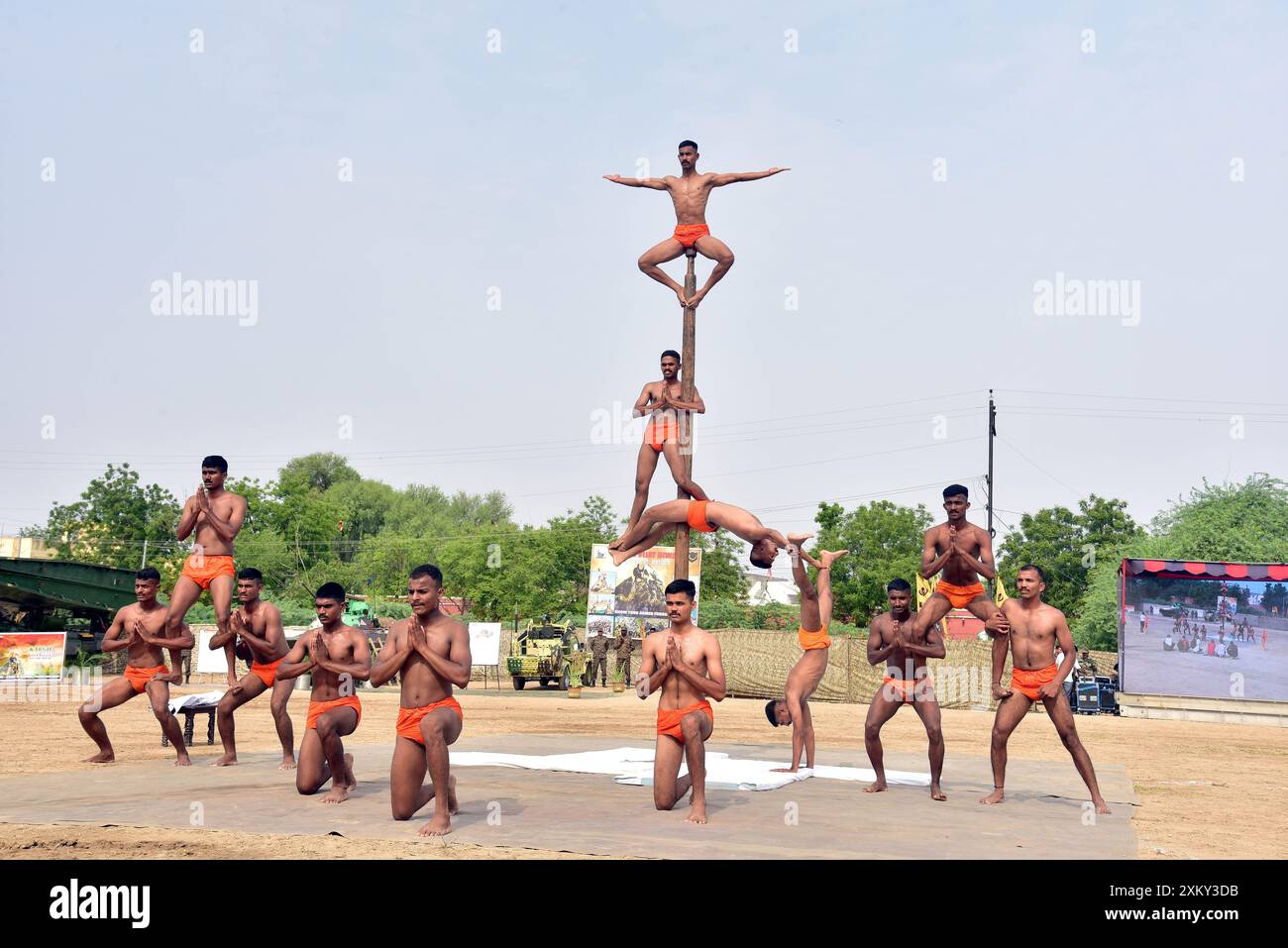 Bikaner, Rajasthan, Inde. 23 juillet 2024. L'armée indienne exécute Mallakhamb lors de la célébration du Jubilé d'argent Kargil Vijay Diwas. (Crédit image : © Dinesh Gupta/Pacific Press via ZUMA Press Wire) USAGE ÉDITORIAL SEULEMENT! Non destiné à UN USAGE commercial ! Banque D'Images