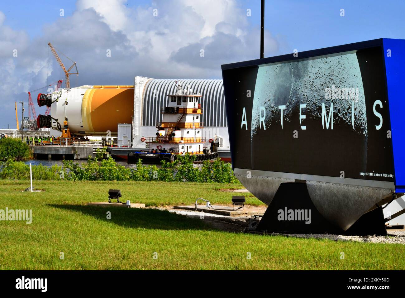 Kennedy Space Center, comté de Brevard, Floride, États-Unis. 24 juillet 2024 après avoir terminé son voyage depuis l'usine d'assemblage Michoud de la NASA à la Nouvelle-Orléans à bord de la barge Pegasus, les équipes d'exploration Ground Systems (EGS) transportent le puissant SLS (Space Launch System) de l'agence vers le bâtiment d'assemblage de véhicules du Kennedy Space Center de la NASA. Crédit : Julian Leek/Alamy Live News Banque D'Images