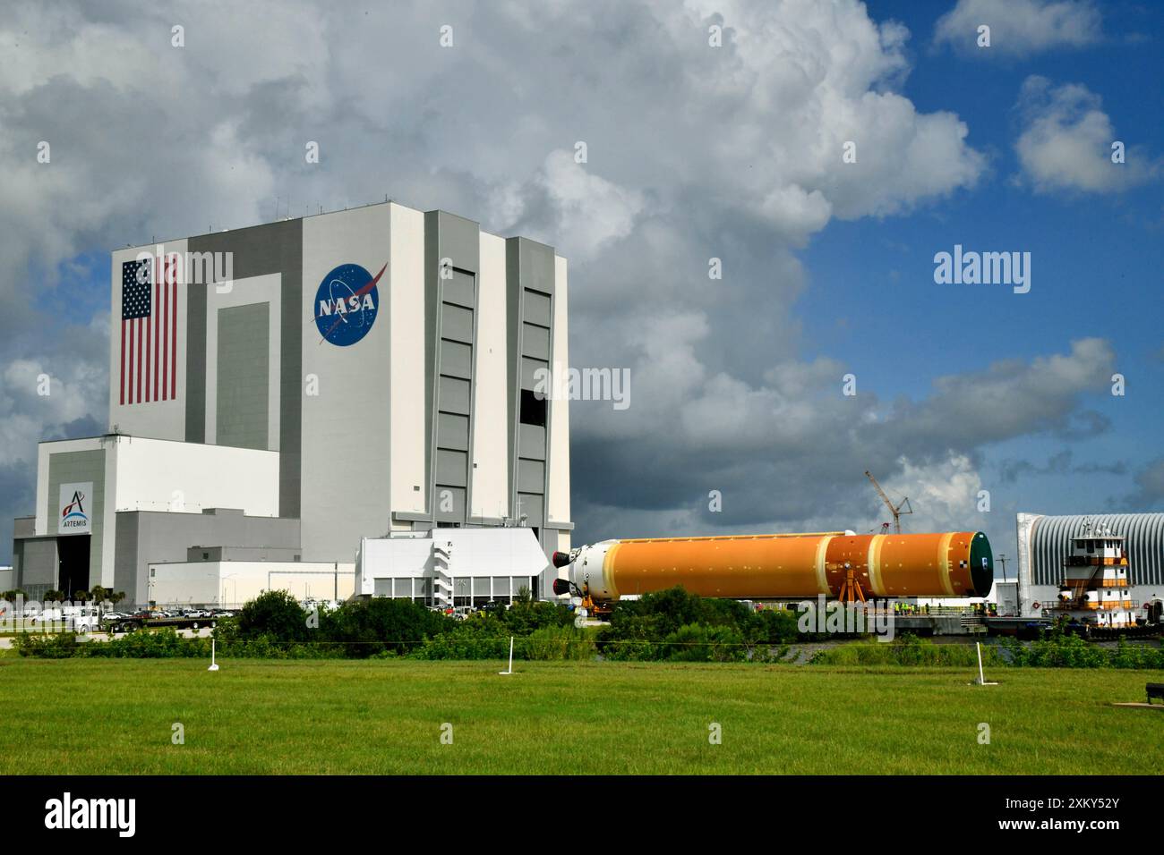 Kennedy Space Center, comté de Brevard, Floride, États-Unis. 24 juillet 2024 après avoir terminé son voyage depuis l'usine d'assemblage Michoud de la NASA à la Nouvelle-Orléans à bord de la barge Pegasus, les équipes d'exploration Ground Systems (EGS) transportent le puissant SLS (Space Launch System) de l'agence vers le bâtiment d'assemblage de véhicules du Kennedy Space Center de la NASA. Crédit : Julian Leek/Alamy Live News Banque D'Images