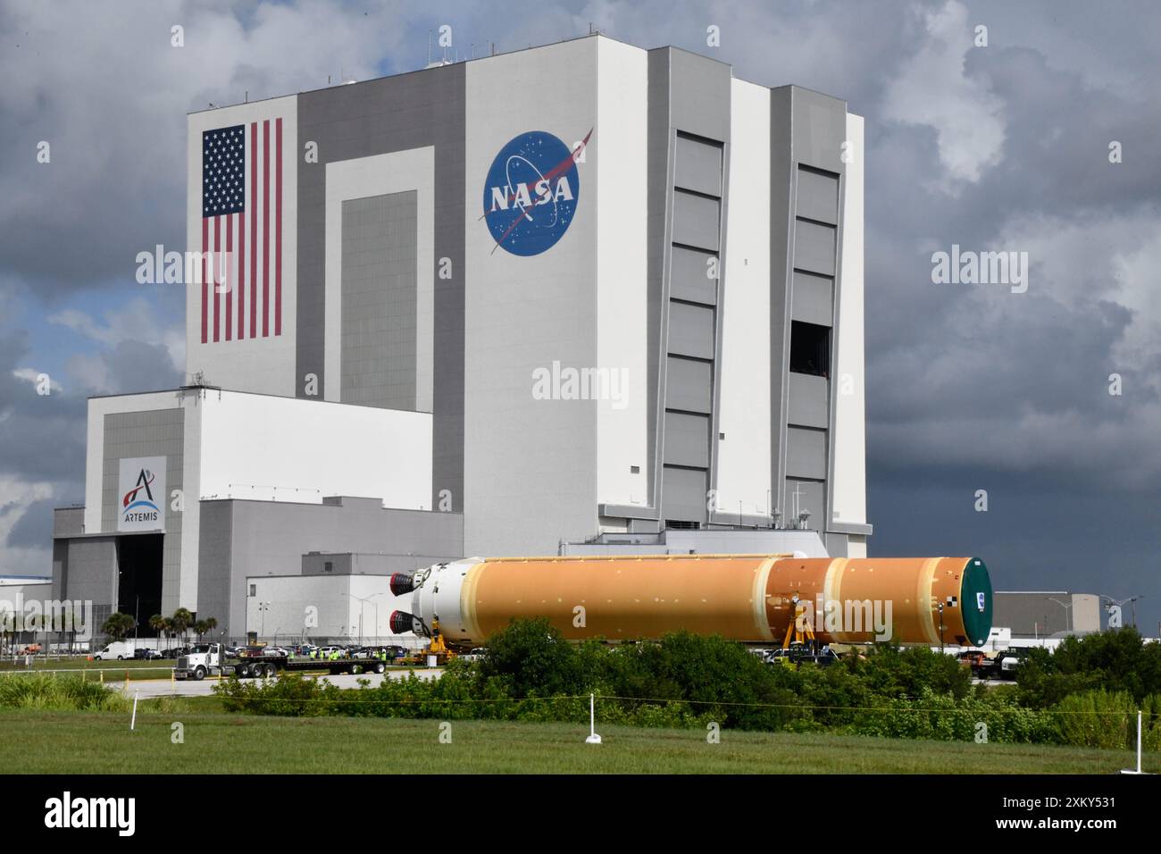 Kennedy Space Center, comté de Brevard, Floride, États-Unis. 24 juillet 2024 après avoir terminé son voyage depuis l'usine d'assemblage Michoud de la NASA à la Nouvelle-Orléans à bord de la barge Pegasus, les équipes d'exploration Ground Systems (EGS) transportent le puissant SLS (Space Launch System) de l'agence vers le bâtiment d'assemblage de véhicules du Kennedy Space Center de la NASA. Crédit : Julian Leek/Alamy Live News Banque D'Images