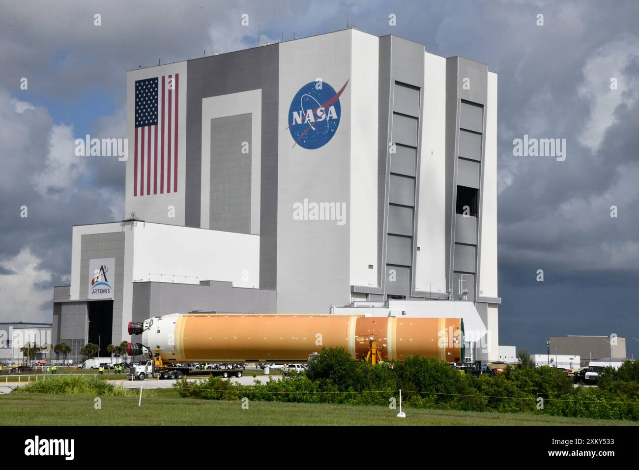 Kennedy Space Center, comté de Brevard, Floride, États-Unis. 24 juillet 2024 après avoir terminé son voyage depuis l'usine d'assemblage Michoud de la NASA à la Nouvelle-Orléans à bord de la barge Pegasus, les équipes d'exploration Ground Systems (EGS) transportent le puissant SLS (Space Launch System) de l'agence vers le bâtiment d'assemblage de véhicules du Kennedy Space Center de la NASA. Crédit : Julian Leek/Alamy Live News Banque D'Images