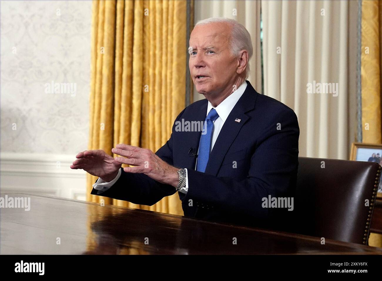 Le président américain Joe Biden s’adresse à la nation depuis le Bureau ovale de la Maison Blanche à Washington, mercredi 24 juillet 2024, au sujet de sa décision de renoncer à sa candidature à la réélection présidentielle démocrate. Crédit : Evan Vucci/Pool via CNP/MediaPunch Banque D'Images