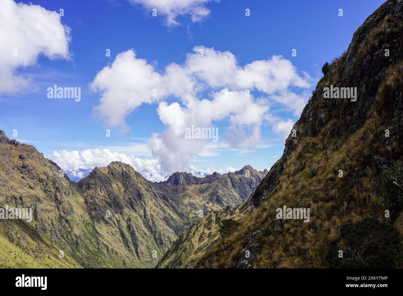 Montagnes et nuages, Inka Trail, Cusco, Pérou Banque D'Images