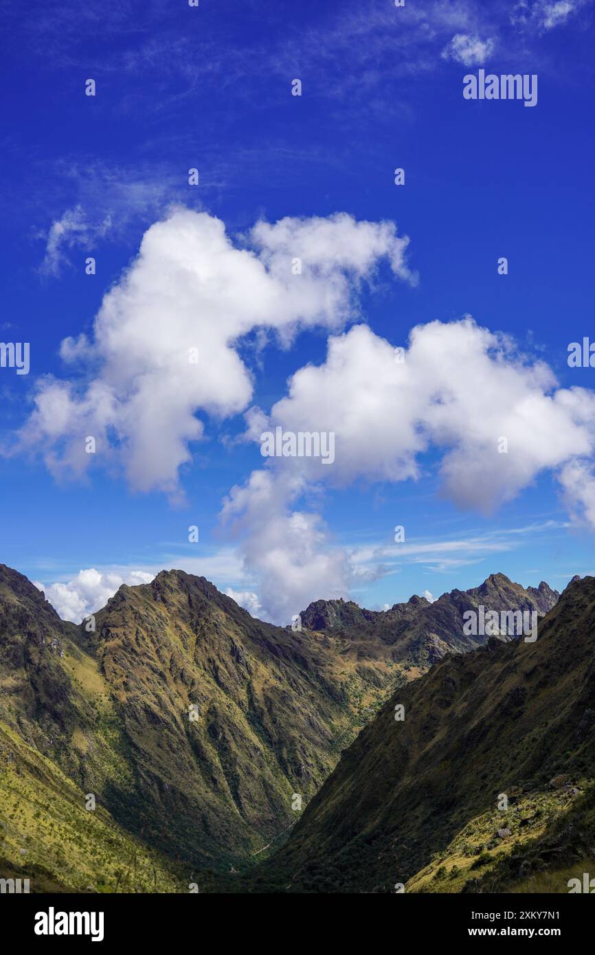 Montagnes et nuages, Inka Trail, Cusco, Pérou Banque D'Images