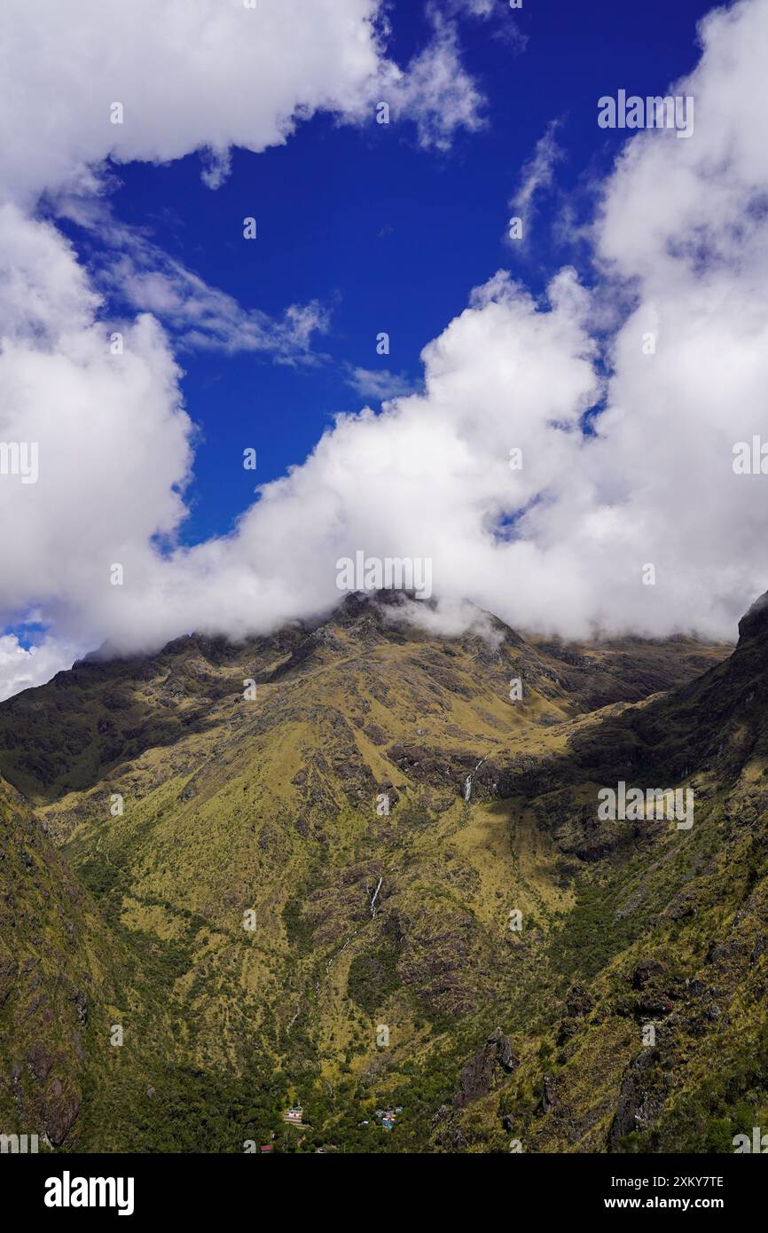Montagnes et nuages, Inka Trail, Cusco, Pérou Banque D'Images