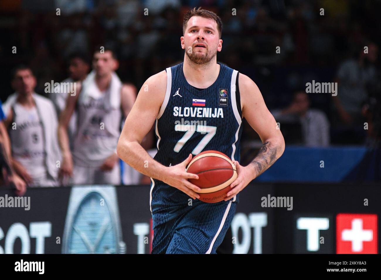 Luka Doncic (Slovénie) tire un buzzer demi-court. Tournoi de qualification olympique FIBA. Pirée 2024. Banque D'Images