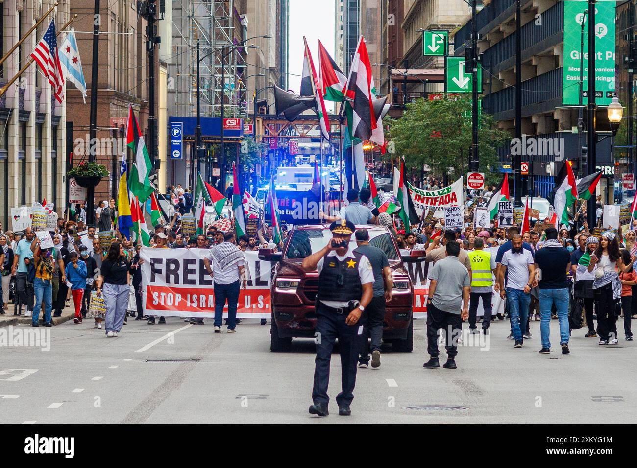 Chicago US, 24 juillet 2024. Ce soir, des manifestants se sont rassemblés à Federal Plaza dans le centre-ville de Chicago pour protester et rejeter la visite de Benjamin Netanyahu aux États-Unis et s'exprimant devant le Congrès américain. Pendant la marche, un manifestant indiscipliné est retrouvé et arrêté par le policier de Chicago tandis que les autres manifestants scandent « laissez-le partir ». Crédit : JankPhoto/Alamy Live News Banque D'Images