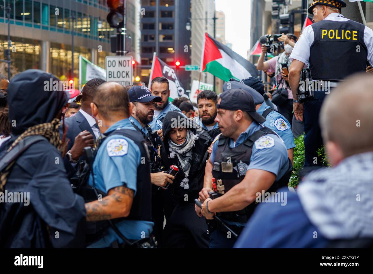 Chicago US, 24 juillet 2024. Ce soir, des manifestants se sont rassemblés à Federal Plaza dans le centre-ville de Chicago pour protester et rejeter la visite de Benjamin Netanyahu aux États-Unis et s'exprimant devant le Congrès américain. Pendant la marche, un manifestant indiscipliné est retrouvé et arrêté par le policier de Chicago tandis que les autres manifestants scandent « laissez-le partir ». Crédit : JankPhoto/Alamy Live News Banque D'Images