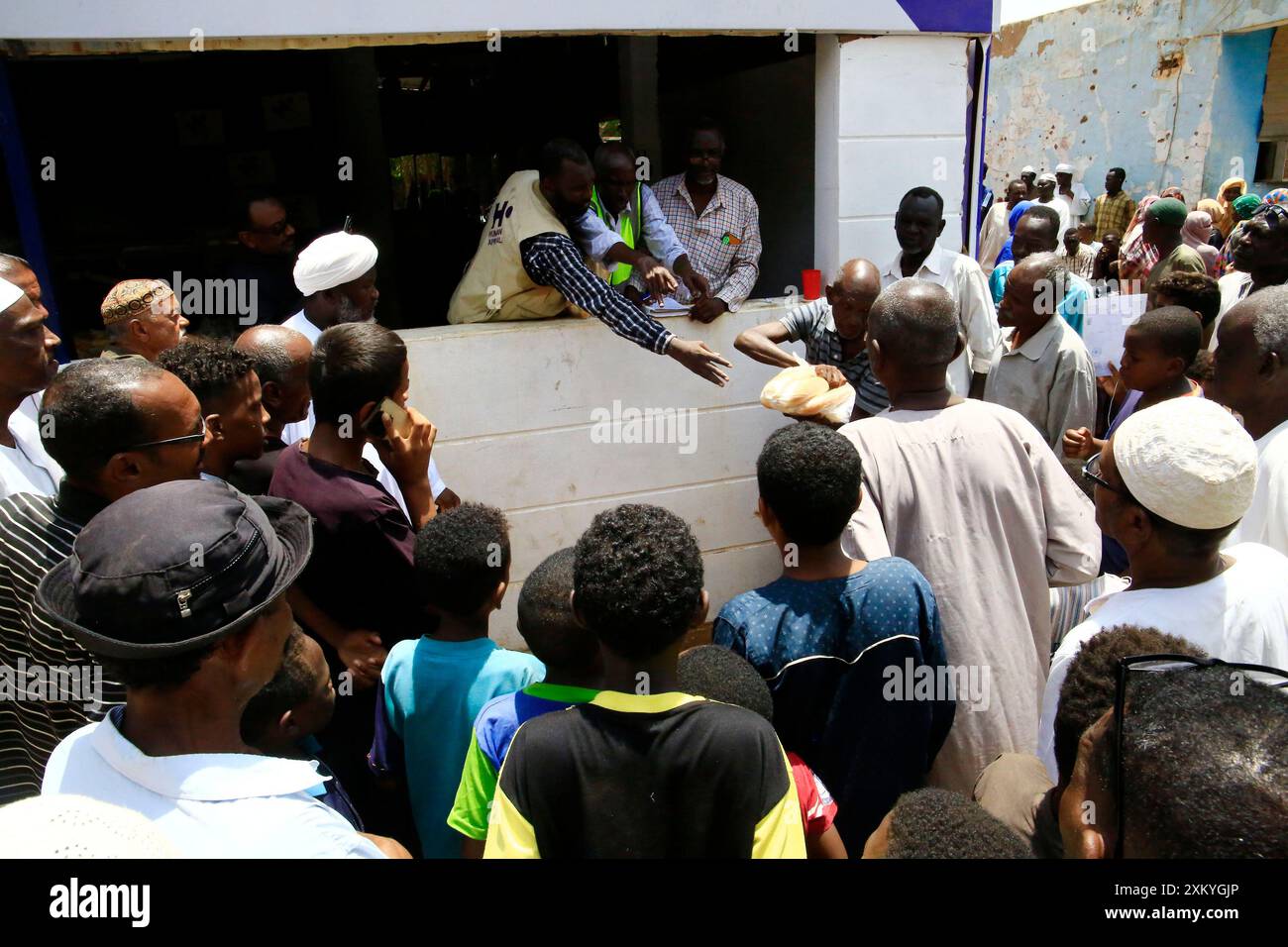 Omdurman, Soudan. 24 juillet 2024. Le pain est distribué gratuitement dans une boulangerie caritative de la ville d'Omdurman, au Soudan, le 24 juillet 2024. Le Charity Bread Project a récemment été lancé par Human Appeal, une organisation à but non lucratif, pour distribuer du pain gratuit aux personnes dans le besoin dans la ville d'Omdurman. Crédit : Mohamed Khidir/Xinhua/Alamy Live News Banque D'Images