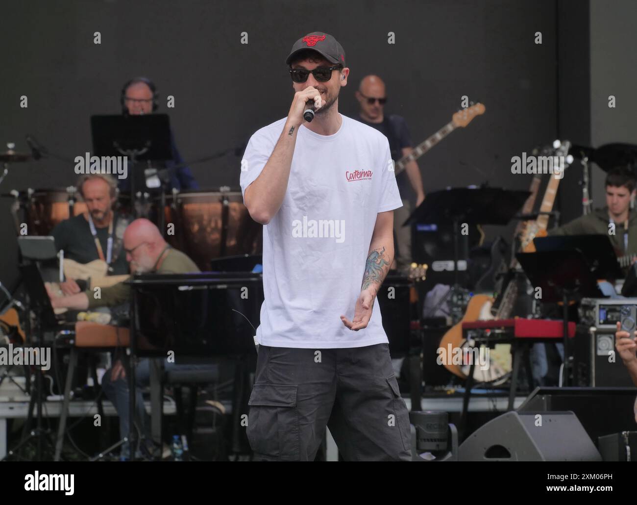 Carl Brave chanteur pendant les répétitions d'orchestre et test acoustique au Duomo Square Milan pour Radio Italia. Banque D'Images