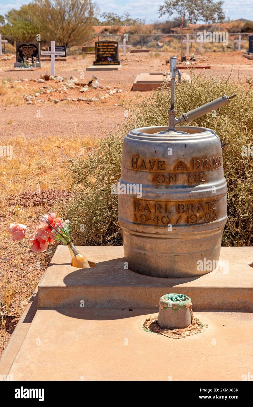 Tombe avec une pierre tombale dans le cimetière Boot Hill de Coober Pedy Banque D'Images