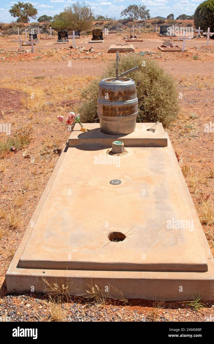 Tombe avec une pierre tombale dans le cimetière Boot Hill de Coober Pedy Banque D'Images