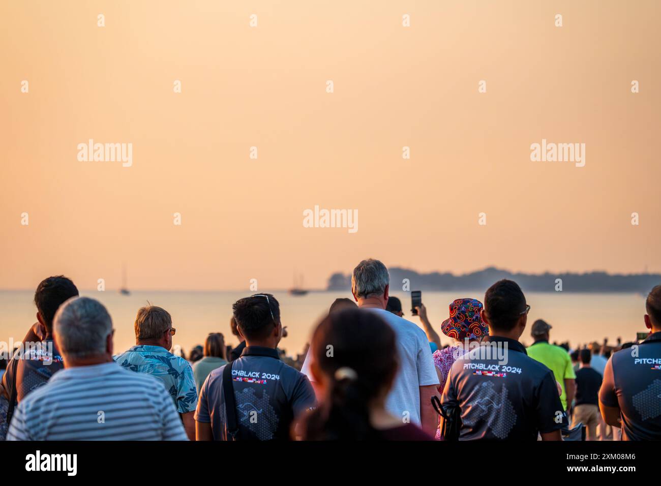 Darwin, Australie - 18 juillet 2024 : les foules regardent le Pitch Black Exercise 2024 à Mindil Beach à Darwin. Banque D'Images