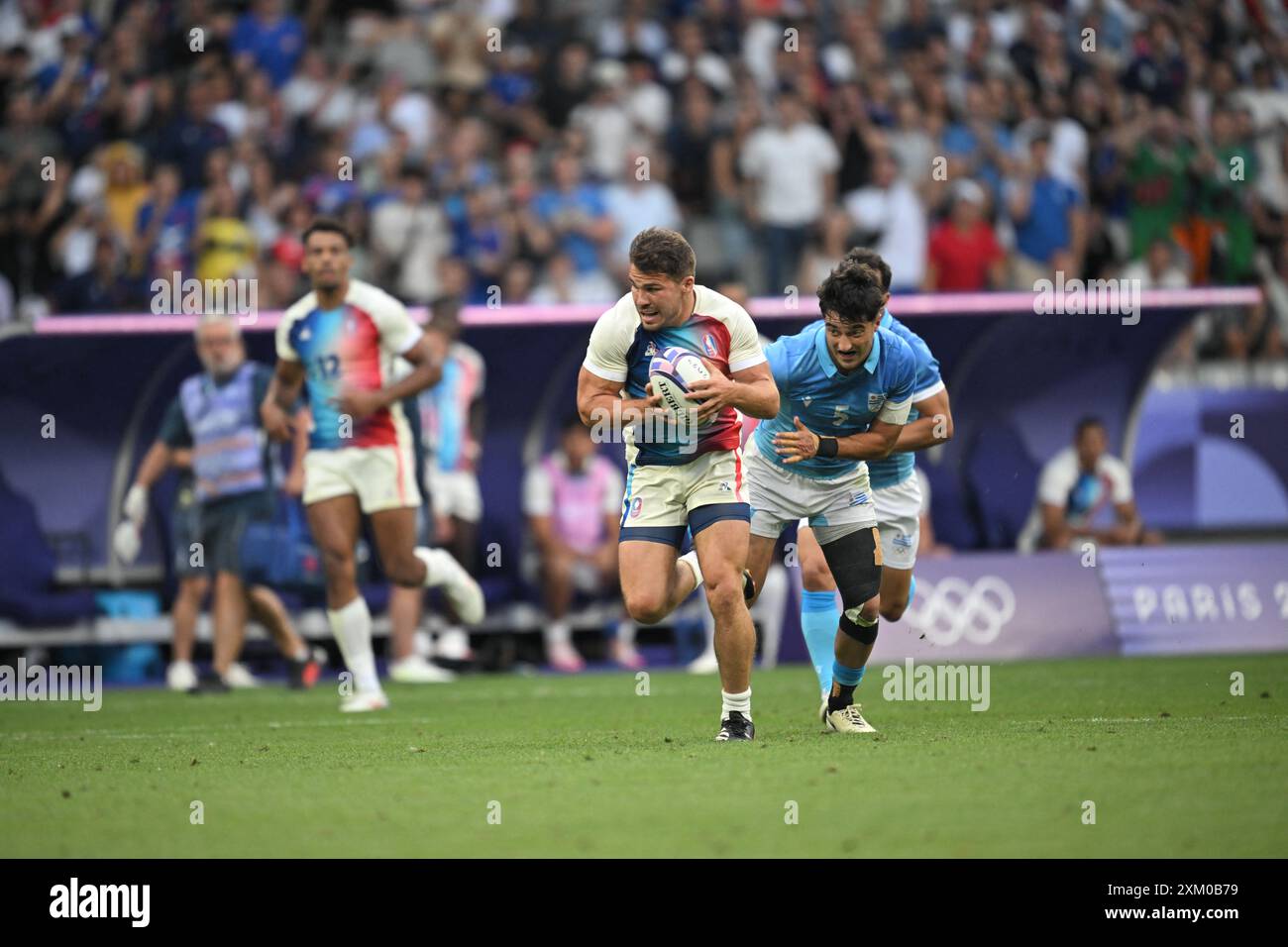 Saint Denis, France. 15 octobre 2022. Équipe France Antoine Dupont (11), équipe Uruguay Baltazar Amaya (10), équipe Uruguay Bautista Basso (5) lors du match de rugby à sept hommes entre France et Uruguay au stade de France à Saint-Denis, France, le 24 juillet 2024. Photo par Eliot Blondet/ABACAPRESS. COM Credit : Abaca Press/Alamy Live News Banque D'Images
