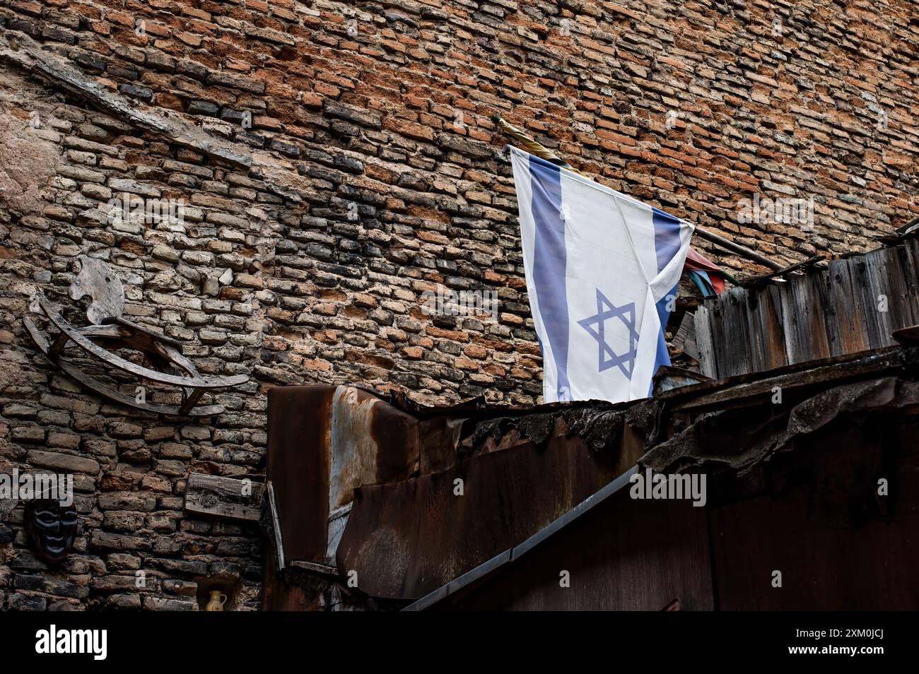 Drapeau israélien devant le mur de briques. Yom Ha'atzmaut : jour de l'indépendance d'Israël. Conflit israélo-palestinien. Jouet cheval enfant. Cisjordanie. Liberté Banque D'Images