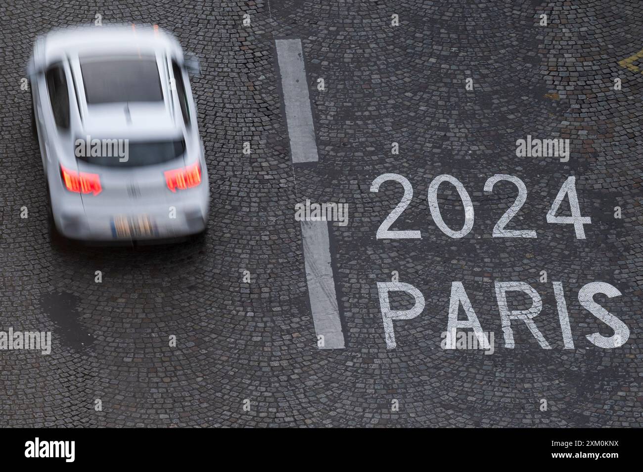 Paris, France. 24 juillet 2024. Rue à Paris avec panneau Paris 2024, Jeux olympiques d'été de Paris, 24 juillet 2024, Paris, France. Crédit : Ondrej Deml/CTK photo/Alamy Live News Banque D'Images