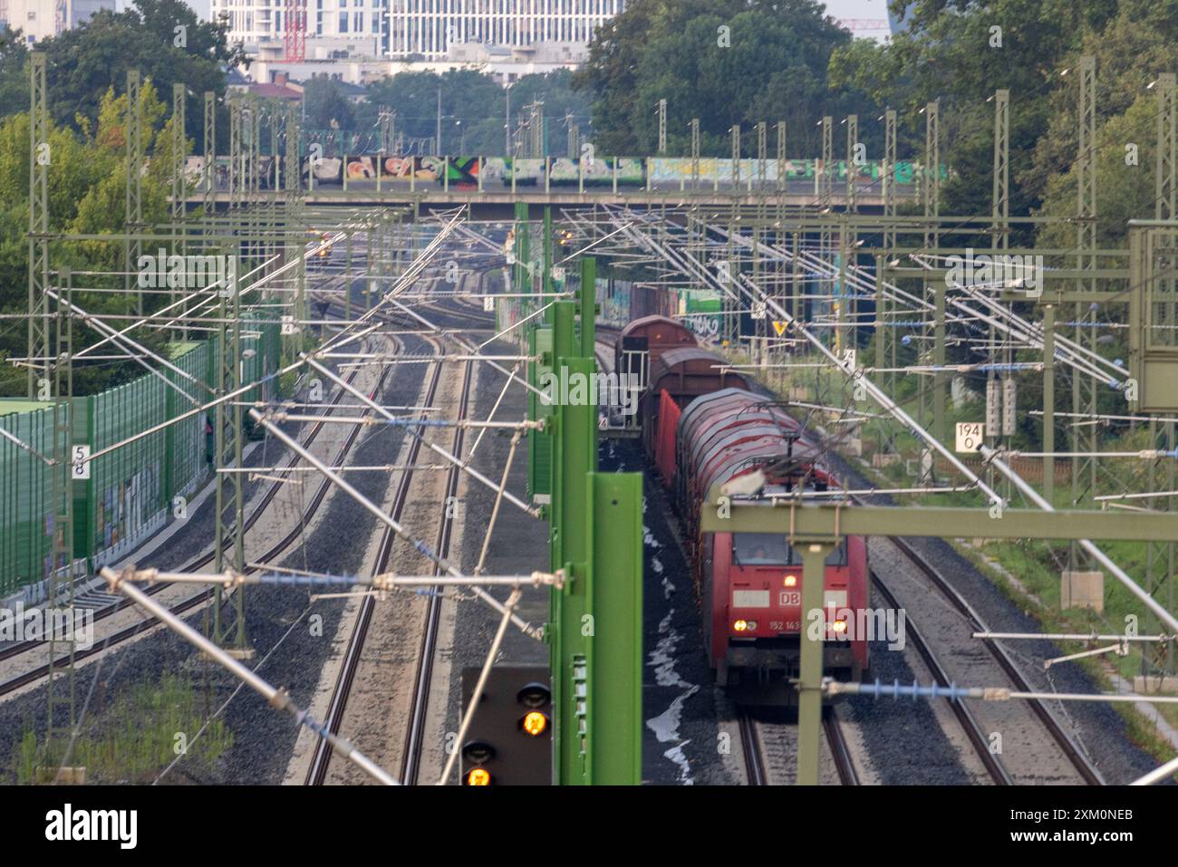 25 juillet 2024, Hesse, Francfort-sur-le-main : un train de marchandises circule à Ginnheim le long du prolongement de la ligne S-Bahn de Francfort à Bad Vilbel. L'extension verra la ligne étendue de deux à quatre voies. Lors de sa conférence de presse semestrielle jeudi, Deutsche Bahn présentera le bilan du groupe fédéral pour les six premiers mois de 2024. Photo : Helmut Fricke/dpa Banque D'Images