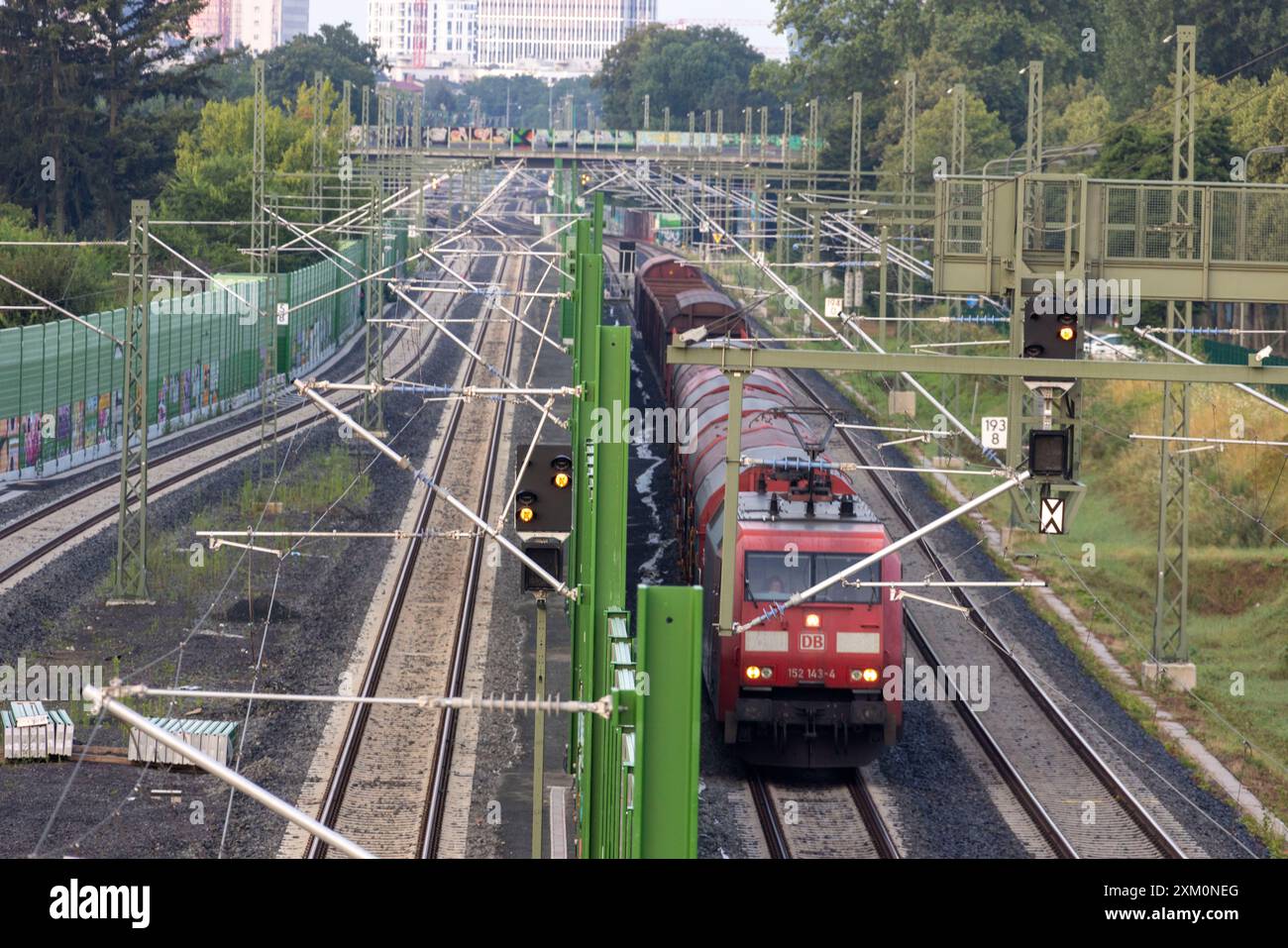 25 juillet 2024, Hesse, Francfort-sur-le-main : un train de marchandises circule à Ginnheim le long du prolongement de la ligne S-Bahn de Francfort à Bad Vilbel. L'extension verra la ligne étendue de deux à quatre voies. Lors de sa conférence de presse semestrielle jeudi, Deutsche Bahn présentera le bilan du groupe fédéral pour les six premiers mois de 2024. Photo : Helmut Fricke/dpa Banque D'Images