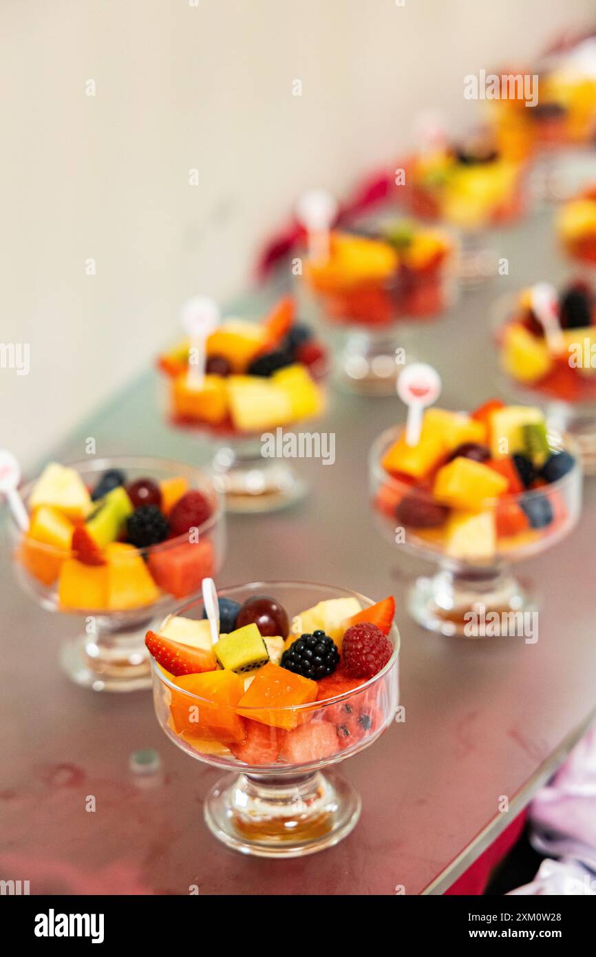 Concept de nourriture saine, manger propre. Dessert d'été doux coloré à faible teneur en calories. Salade de fruits simple maison dans des verres, petit déjeuner idéal. Banque D'Images