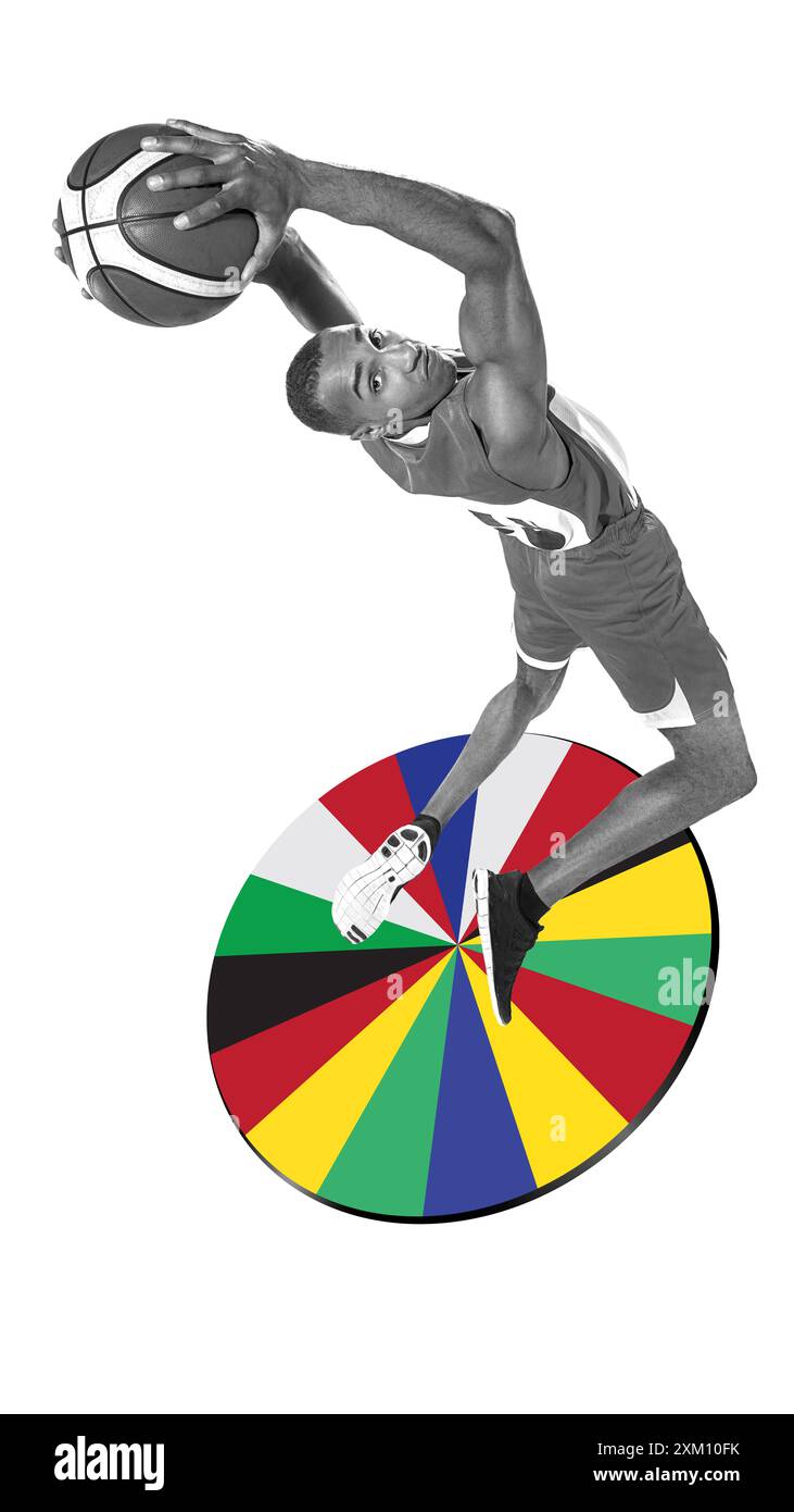 Image dynamique du joueur de basket-ball masculin noir et blanc en mouvement avec la balle, sautant au sommet de la plate-forme multicolore. Design créatif. Collage artistique. Banque D'Images