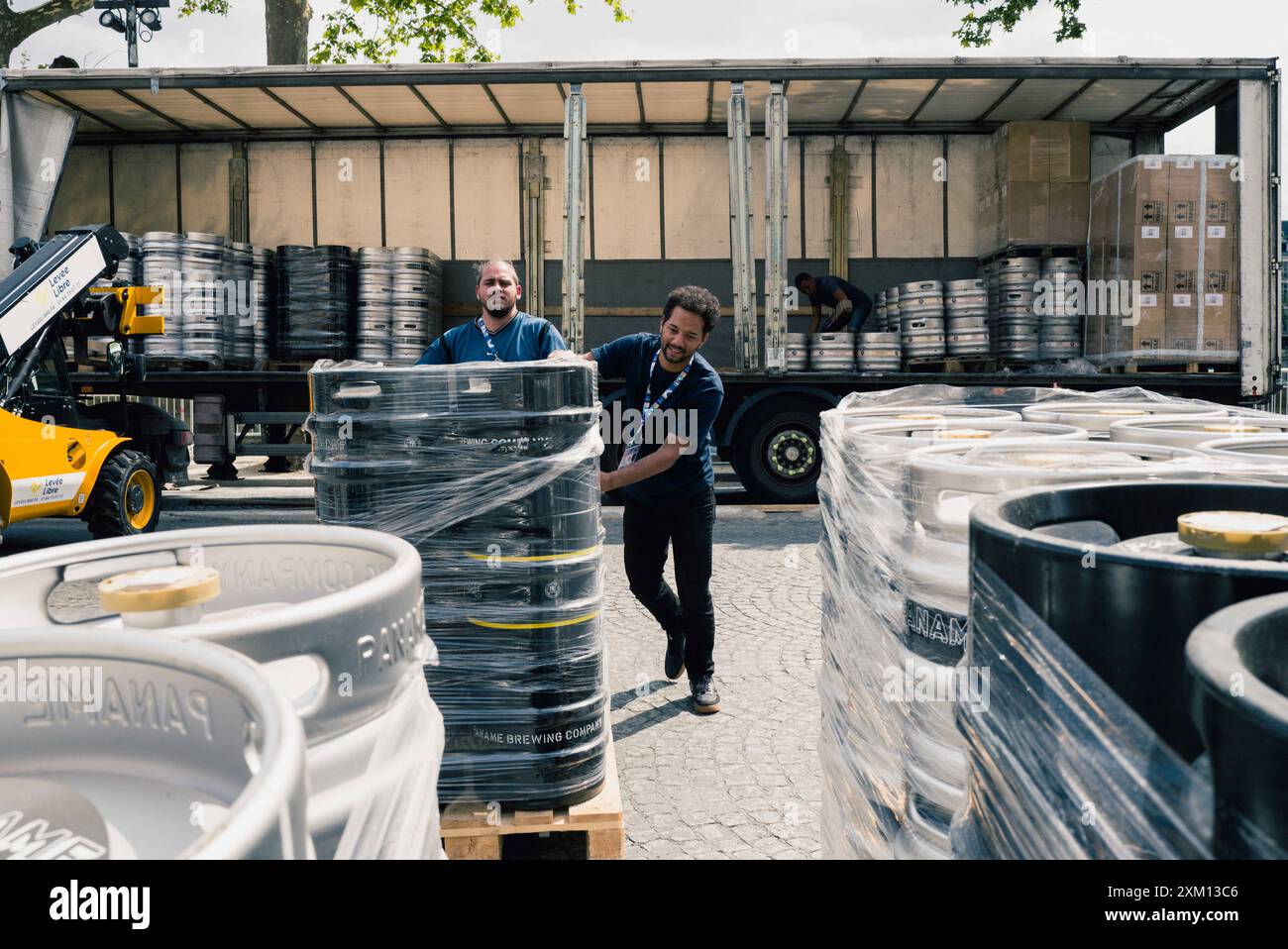 Paris, France. 24 juillet 2024. Installation sur les quais de la Seine, déchargement des barils de bière. Jeux Olympiques de Paris 2024. Photos d'illustrations en dehors des jeux sur les quais et ailleurs. France, Paris le 24 juillet 2024. Photo de Patricia Huchot-Boissier/ABACAPRESS. COM Credit : Abaca Press/Alamy Live News Banque D'Images