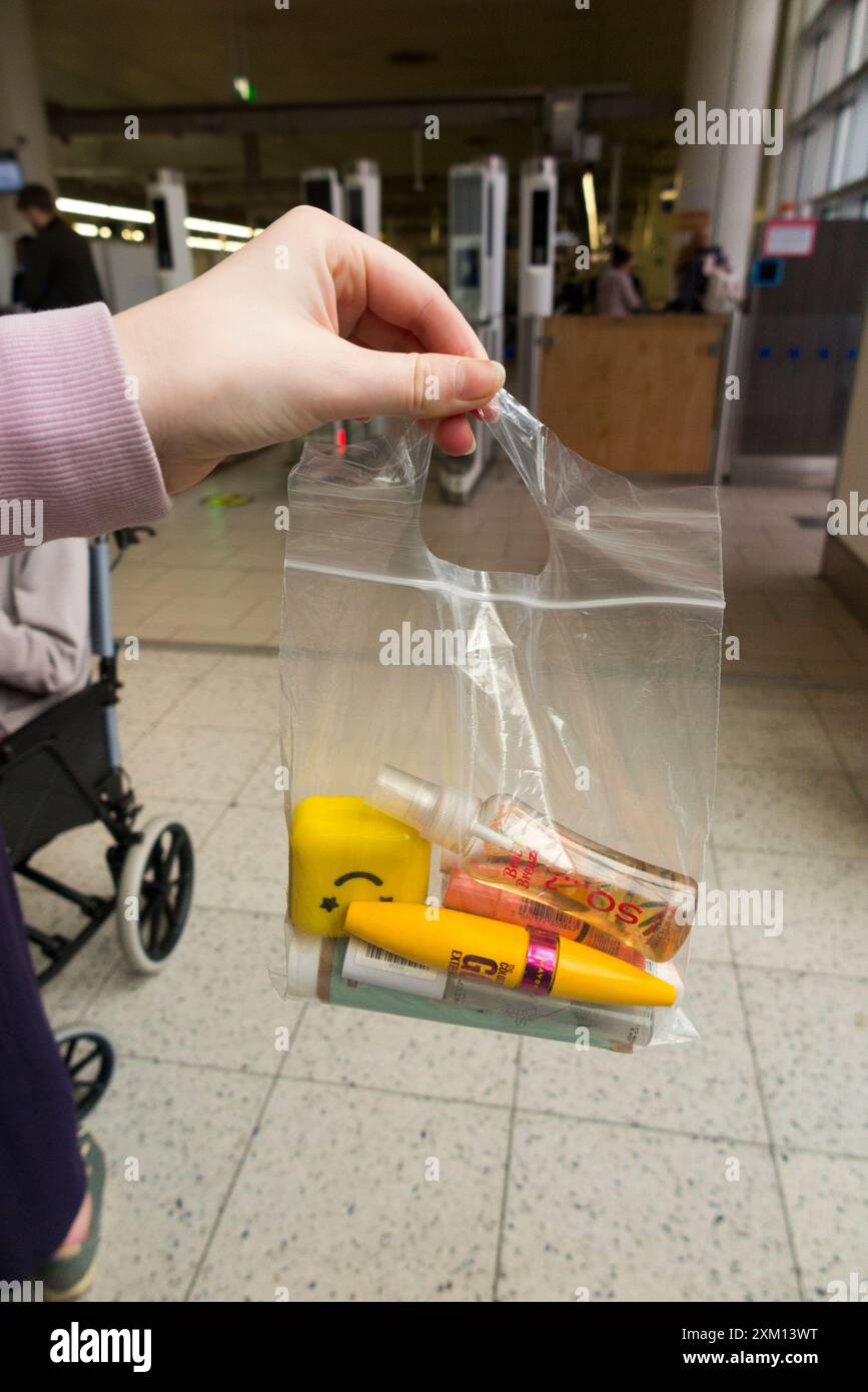 Sac en plastique transparent pour transporter les liquides, liquides et cosmétiques / gels / pâtes et médicaments autorisés dans les bagages à main à travers la sécurité. Aéroport de Gatwick. ROYAUME-UNI. (138) Banque D'Images