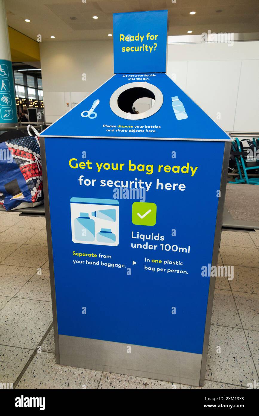 Poubelle pour déchets liquides, liquides, objets tranchants et objets tranchants, affichant les règles relatives aux articles autorisés dans les bagages à main et à travers la sécurité. Aéroport de Gatwick. ROYAUME-UNI. (138) Banque D'Images