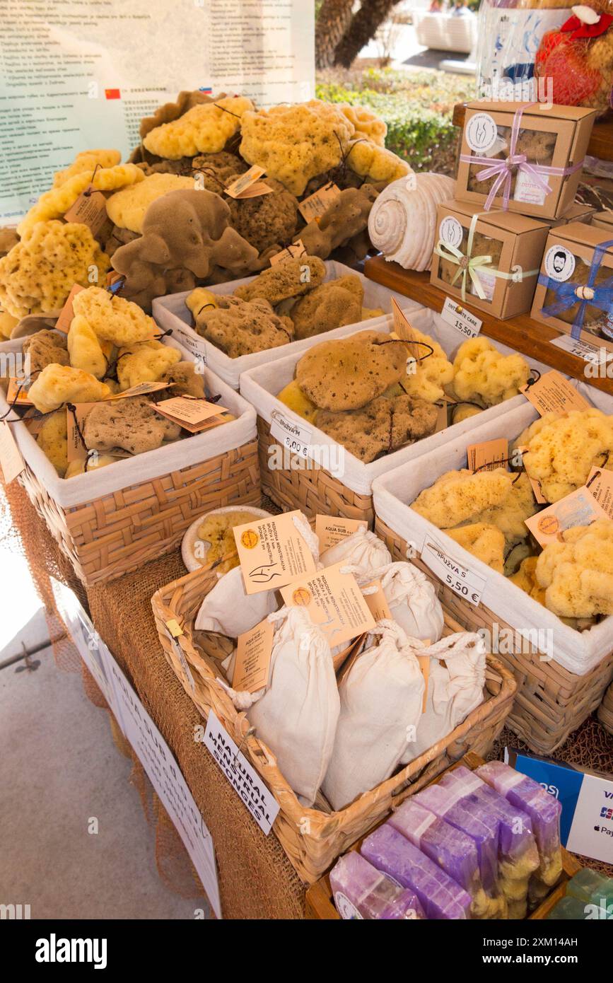 Étal de marché d'éponges de mer / étals vendant des éponges de mer locales aux touristes sur l'affichage sur la promenade suivant Splitska Riva Split, Croatie. Été. (138) Banque D'Images