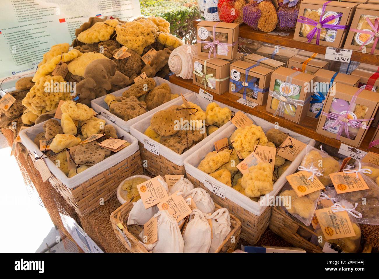 Étal de marché d'éponges de mer / étals vendant des éponges de mer locales aux touristes sur l'affichage sur la promenade suivant Splitska Riva Split, Croatie. Été. (138) Banque D'Images
