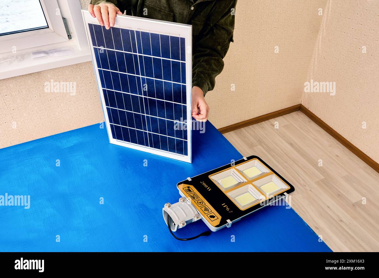 Technologie verte pour l'éclairage public, le panneau solaire sera monté avec une lumière LED à batterie pour un éclairage sans fil autonome. Banque D'Images